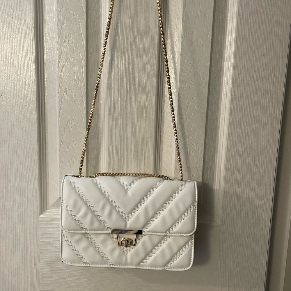 ✨NWT white purse with gold chain straps. Never been worn!